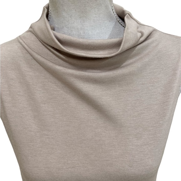 Leigh biege sleeveless envelop hem stretchy top mock neck size large - Picture 4 of 10